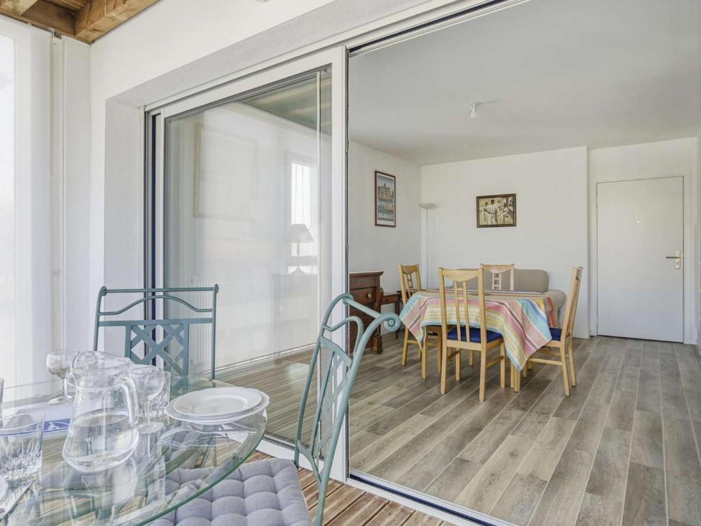 a room with a glass table and a dining room at Appartement Saint-Jean-de-Luz, 2 pièces, 4 personnes - FR-1-4-586 in Saint-Jean-de-Luz