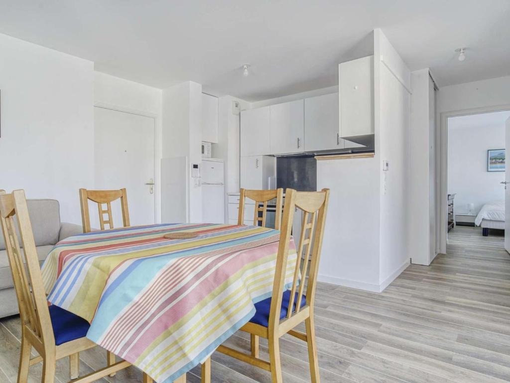 a kitchen and dining room with a table and chairs at Appartement Saint-Jean-de-Luz, 2 pièces, 4 personnes - FR-1-4-586 in Saint-Jean-de-Luz