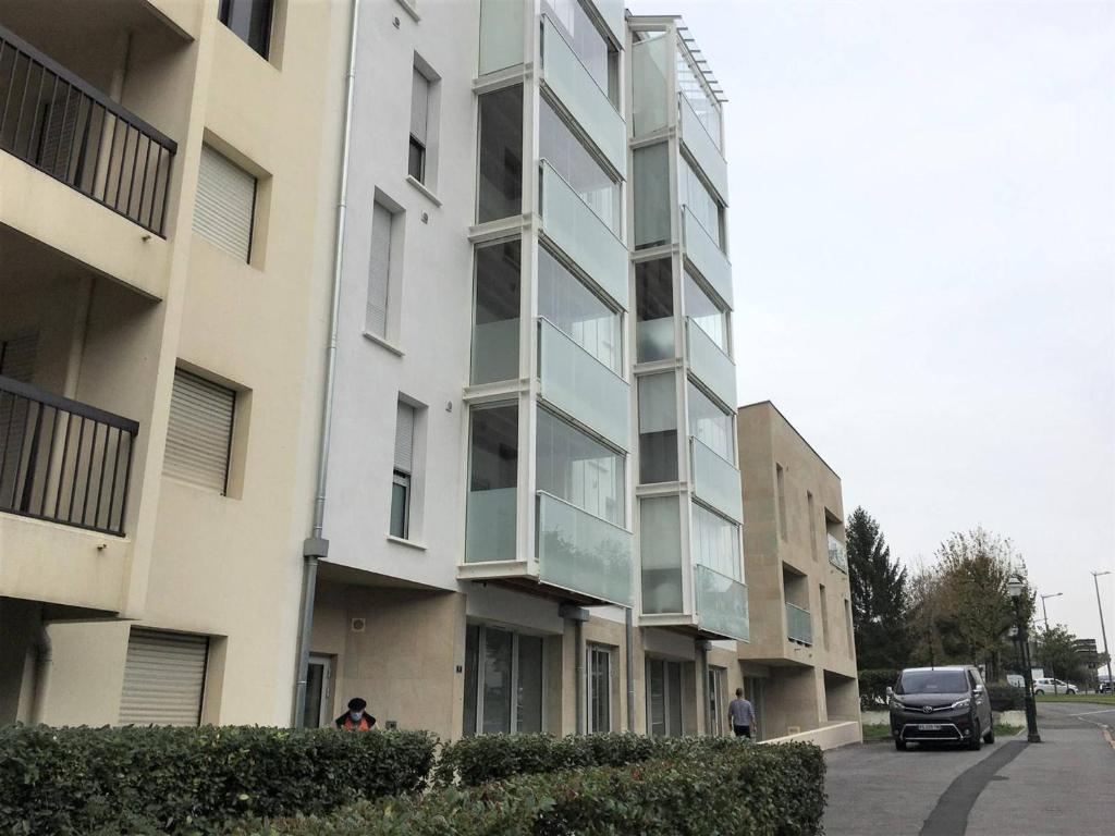 an apartment building with a van parked next to it at Appartement Saint-Jean-de-Luz, 2 pièces, 4 personnes - FR-1-4-586 in Saint-Jean-de-Luz