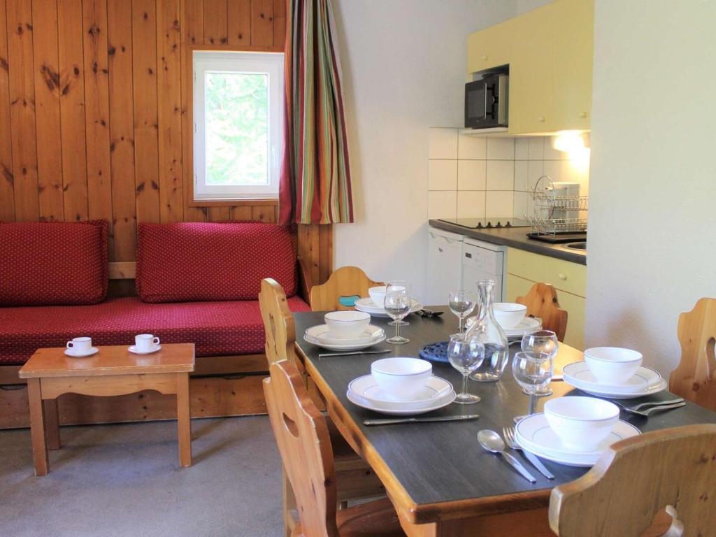 une salle à manger avec une table et un canapé dans l'établissement Appartement 3 pièces - 8 couchages - Proche pistes et commerces à Vars Les Claux - FR-1-330B-169, à Vars