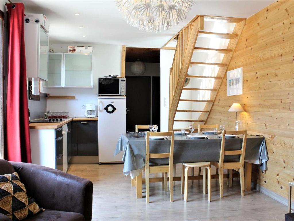 une cuisine et une salle à manger avec une table et des chaises dans l'établissement Appartement mezzanine 6 couchages, pied de pistes, Risoul - FR-1-330-507, à Risoul