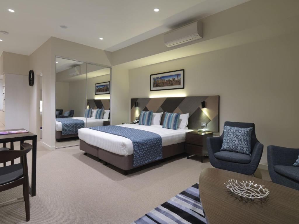 Postel nebo postele na pokoji v ubytování Wyndham Hotel Melbourne
