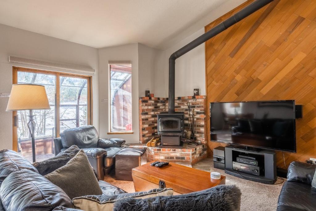 a living room with a couch and a flat screen tv at 2 bedroom 3 bath in Forest Creek 35 sleeps 5 Just steps to free town shuttle Great Views in Mammoth Lakes