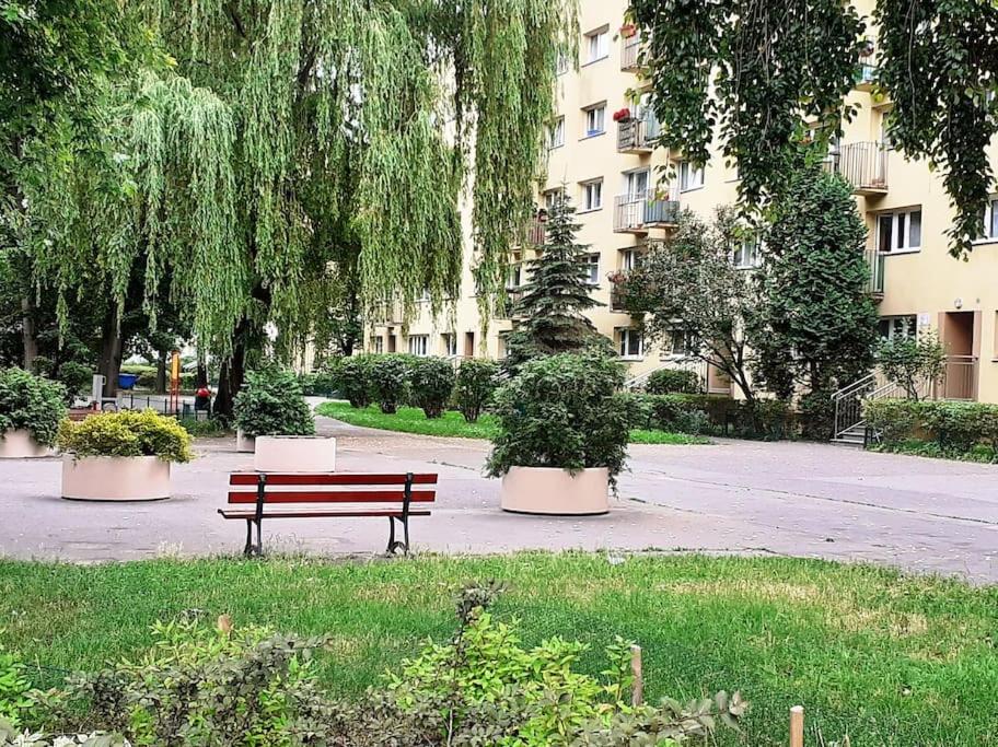 Vonkajšia záhrada v ubytovaní Kawalerka Stare Bielany