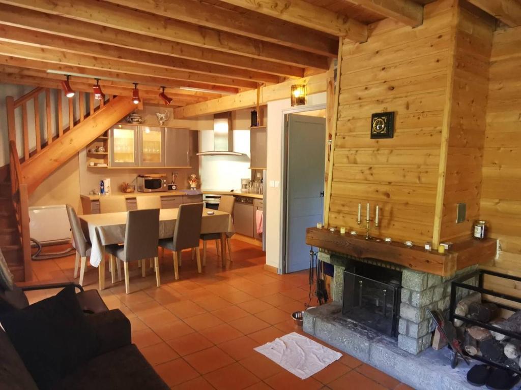 Casa con cocina y comedor con chimenea. en Chalet Saint-Michel-de-Chaillol, 4 pièces, 8 personnes - FR-1-393-151, en Saint-Michel-de-Chaillol