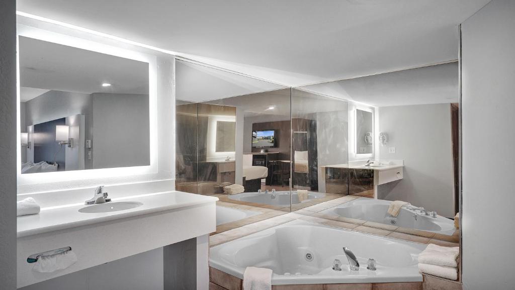 Koupelna v ubytování Days Inn & Suites by Wyndham Niagara Falls/Buffalo
