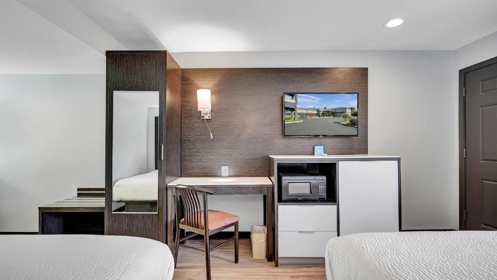 Kuchyň nebo kuchyňský kout v ubytování Days Inn & Suites by Wyndham Niagara Falls/Buffalo