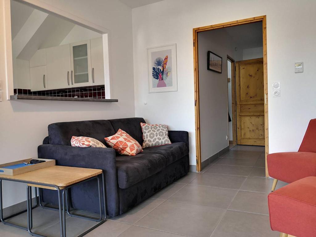 維拉爾－德朗的住宿－Appartement Villard-de-Lans, 3 pièces, 5 personnes - FR-1-548-3，客厅配有沙发和桌子