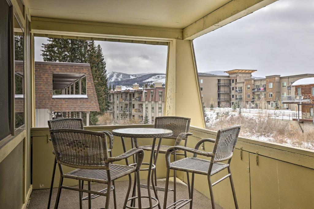 d'un balcon avec quatre chaises, une table et une fenêtre. dans l'établissement Condo on Fraser River Less Than 4 Mi to Winter Park Resort, à Winter Park