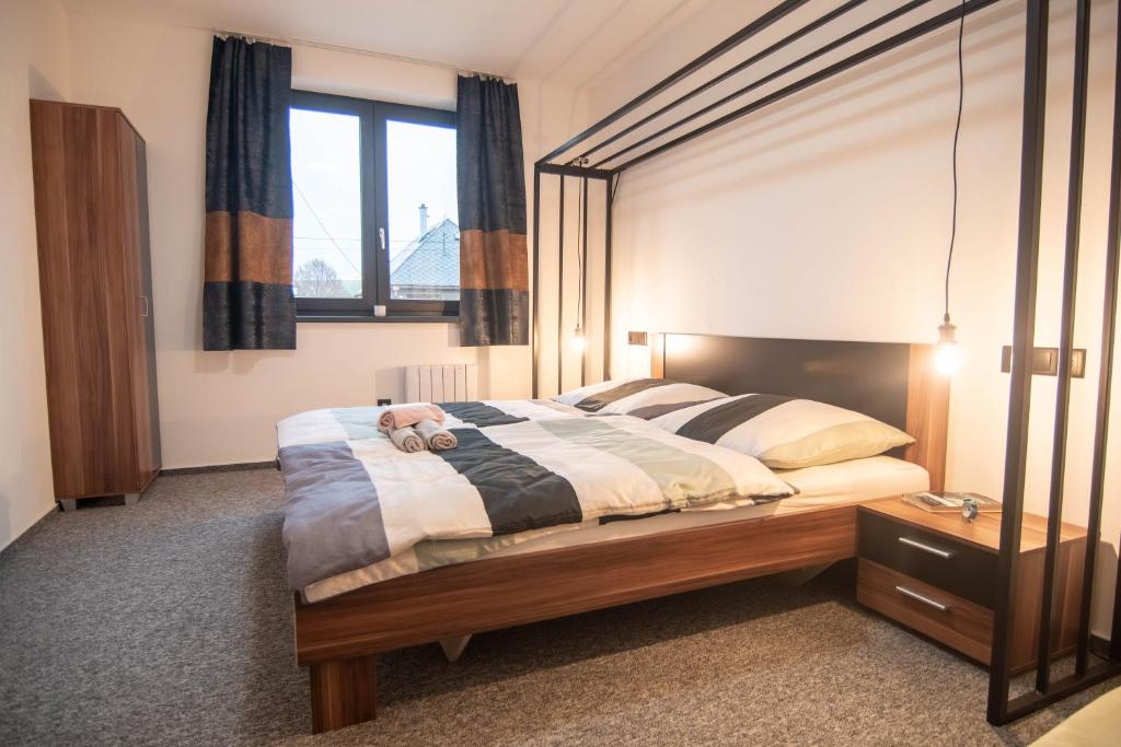 - une chambre avec un lit doté d'un ours en peluche dans l'établissement Apartmány u klokana, à Liptovské Sliače