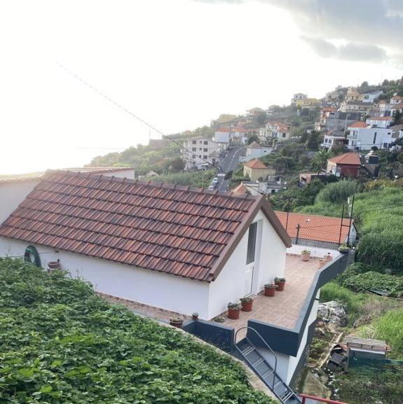 Cozy 1 BR w/ balcony, ocean view & perfect sunsets - Casa De Una Habitación