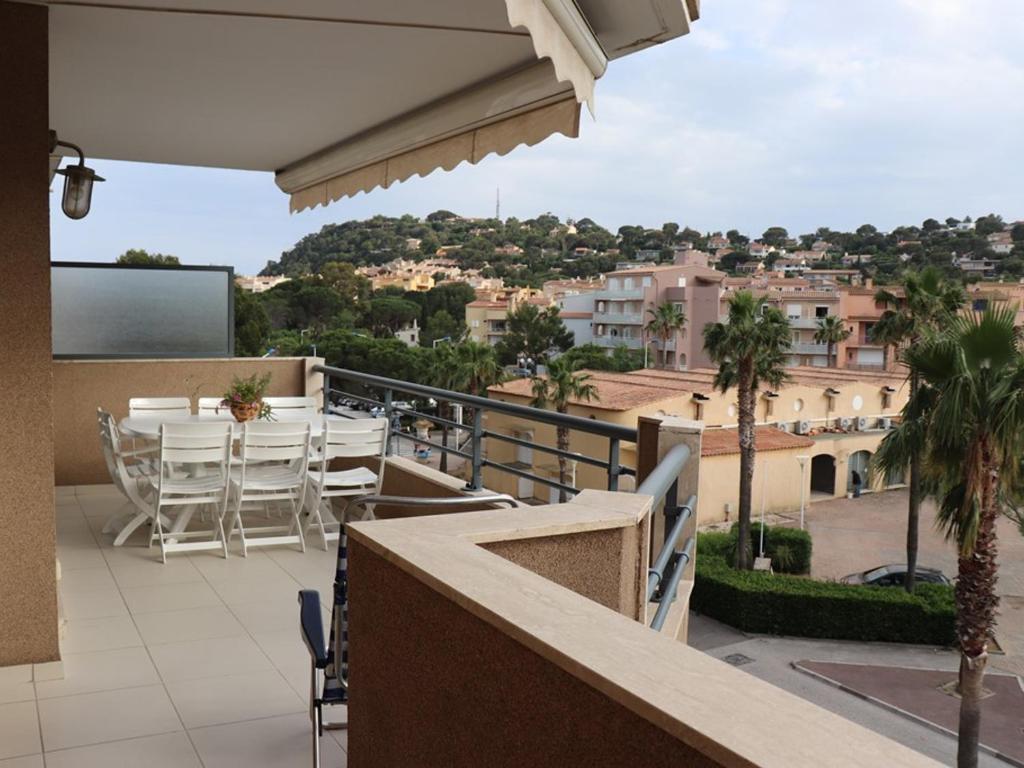 ein Balkon mit Tisch und Stühlen und Aussicht in der Unterkunft Appartement climatisé avec 2 chambres, terrasse et garage à Cavalaire-sur-Mer - FR-1-100-218 in Cavalaire-sur-Mer