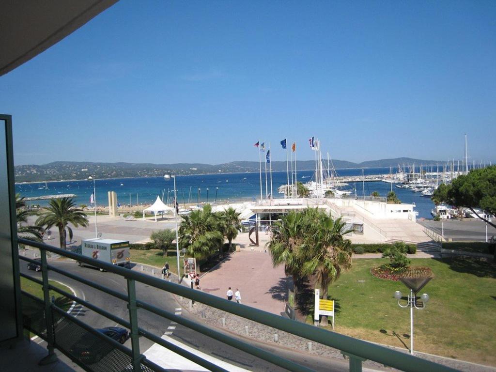 Charmant T2 cabine 40m², centre-ville, balcon, clim, ascenseur, à Cavalaire-sur-Mer - FR-1-100-224 - アパートメント（大人4名）