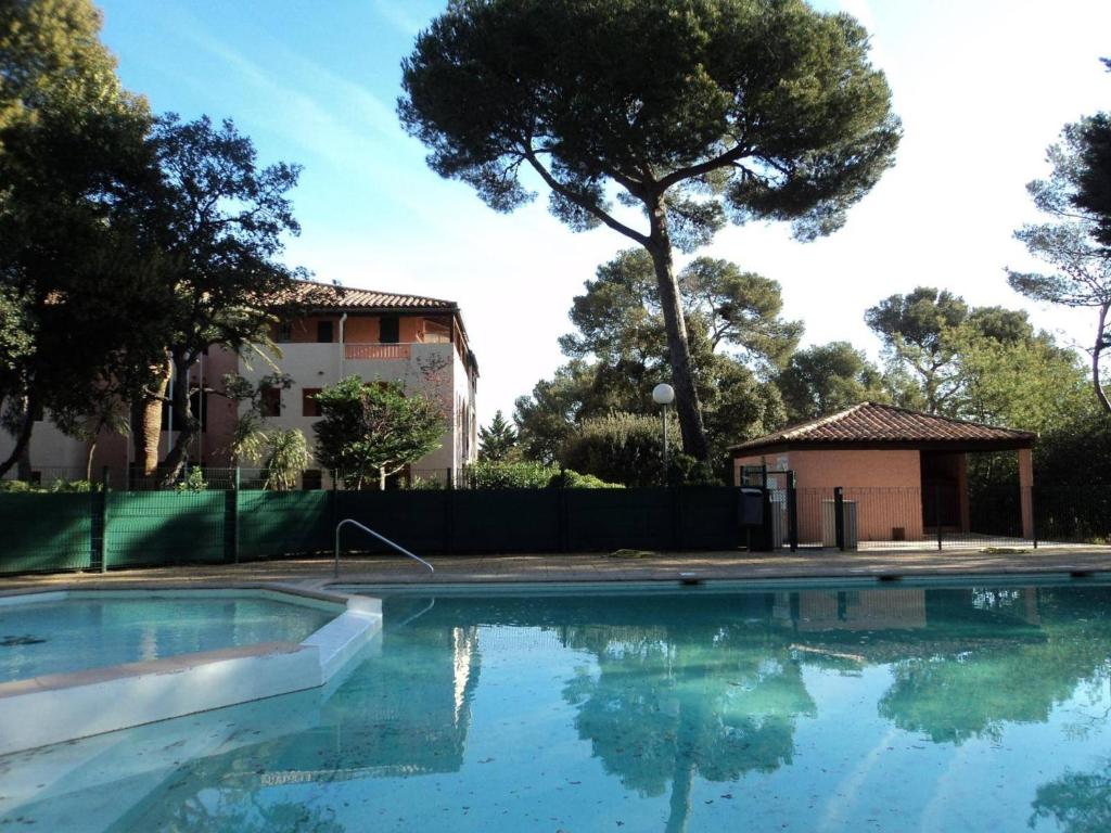 une piscine devant une maison dans l'établissement Appartement 2 pièces avec terrasse, piscine, parking privé et proche plage à Saint-Aygulf - FR-1-226A-87, à Saint-Aygulf