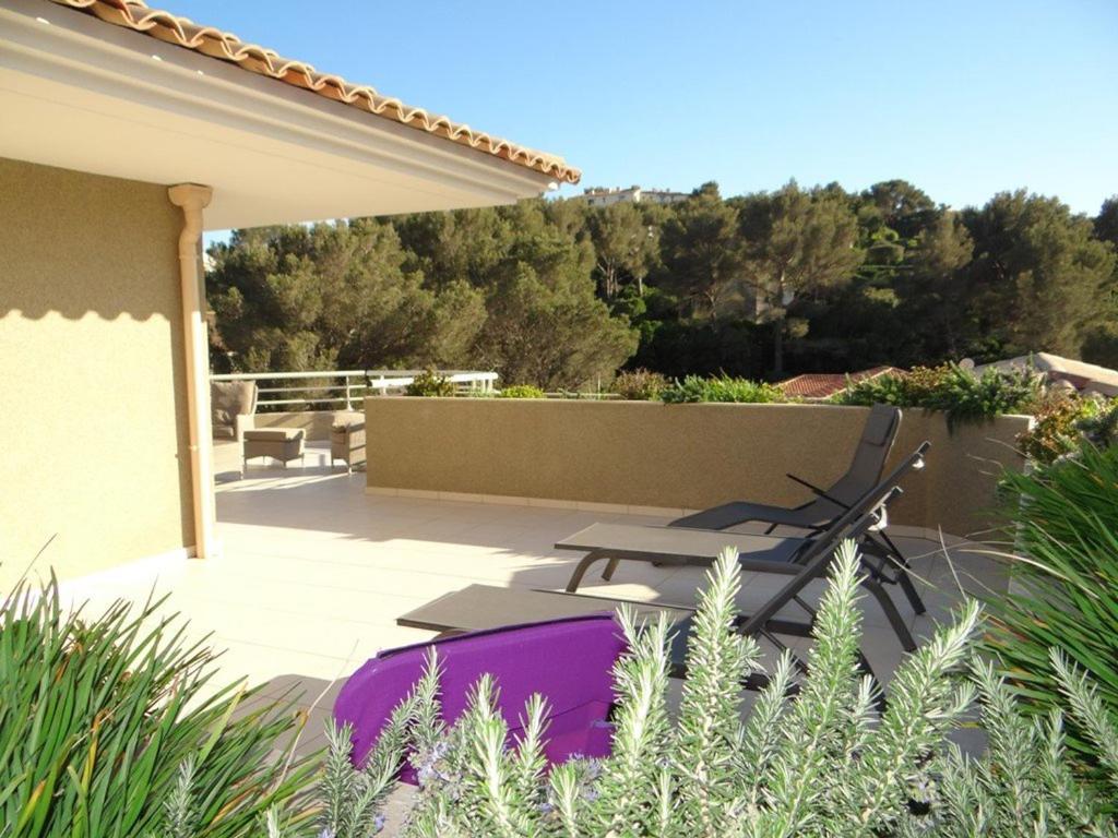 d'une terrasse avec une table de pique-nique et des chaises dans la cour. dans l'établissement Superbe Penthouse T3 Climatisé avec Garage à Cavalaire-sur-Mer - FR-1-100-226, à Cavalaire-sur-Mer