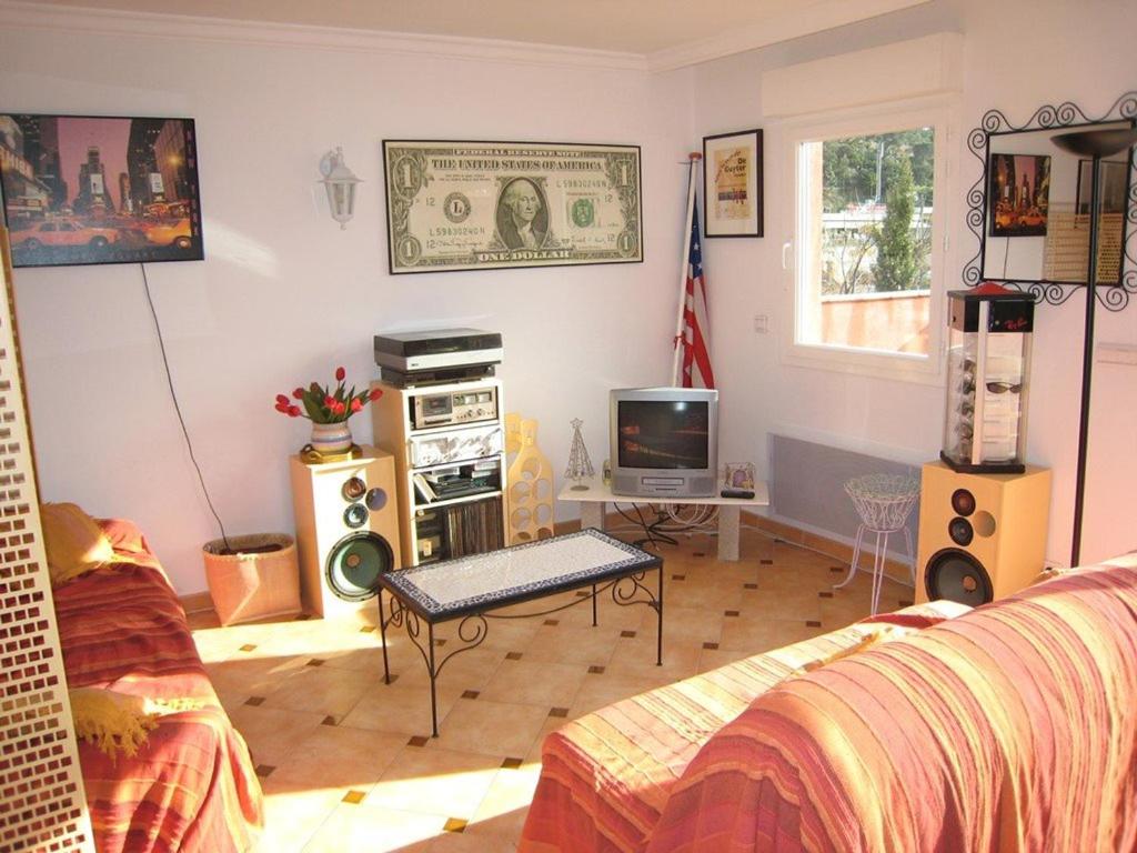 ein Wohnzimmer mit einem Dollarschein an der Wand in der Unterkunft Appartement Cavalaire-sur-Mer, 3 pièces, 6 personnes - FR-1-100-212 in Cavalaire-sur-Mer