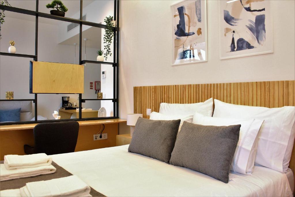 um quarto com uma cama e uma secretária com uma cadeira em Oporto Prime Studios no Porto