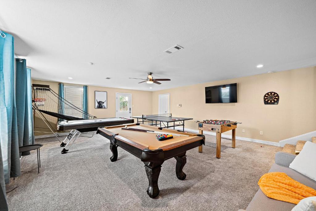 sala de estar con 2 mesas de ping pong en Nr Med Center, Dt, Midtown Game Room Sleep 16, en Houston