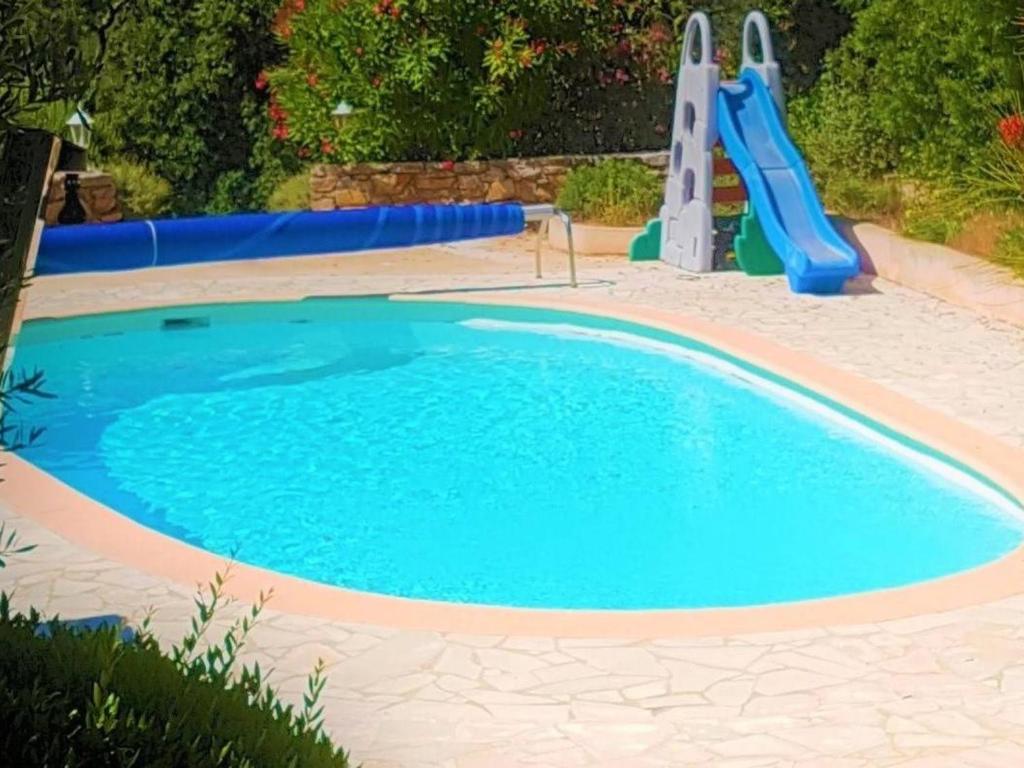 une grande piscine avec un toboggan aquatique dans l'établissement Villa climatisée Roquebrune 5 pièces, 8 couchages, piscine privée, proche plage - FR-1-226-429, à Roquebrune-sur Argens