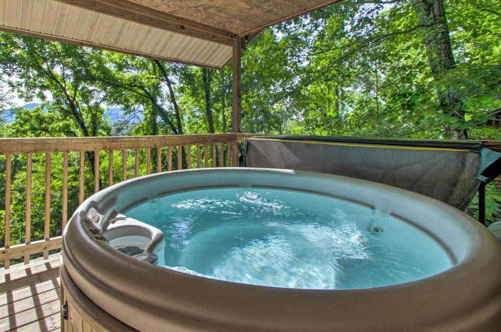 Gambar di galeri bagi Peaceful Bryson City Cabin - Fire Pit and Hot Tub! di Bryson City