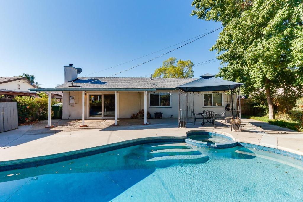 4 Bedroom West Hills Charmer with Pool and Jacuzzi - Casa De Cuatro Dormitorios
