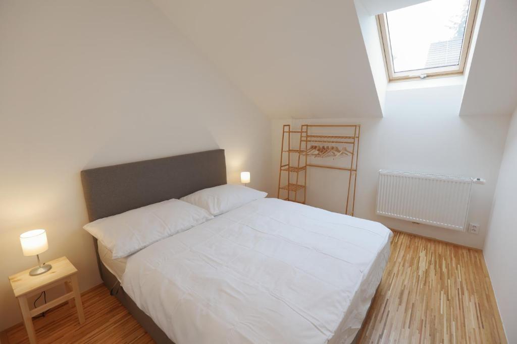 Postel nebo postele na pokoji v ubytování Apartmány U Květné zahrady