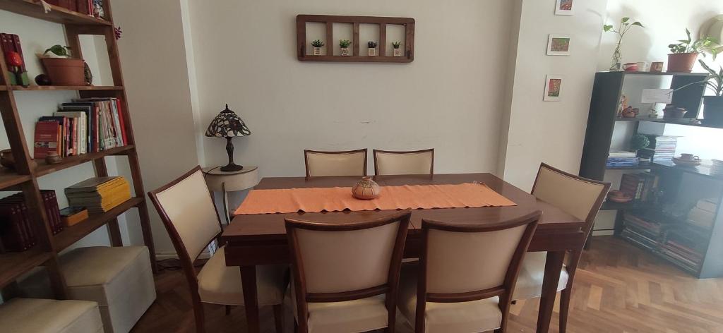 布宜諾斯艾利斯的住宿－Hermoso apartamento en Cdad de Bs As，一间带木桌和椅子的用餐室