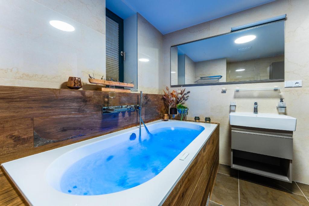 Koupelna v ubytování Apartament I313 Molo Lipno with private wellness