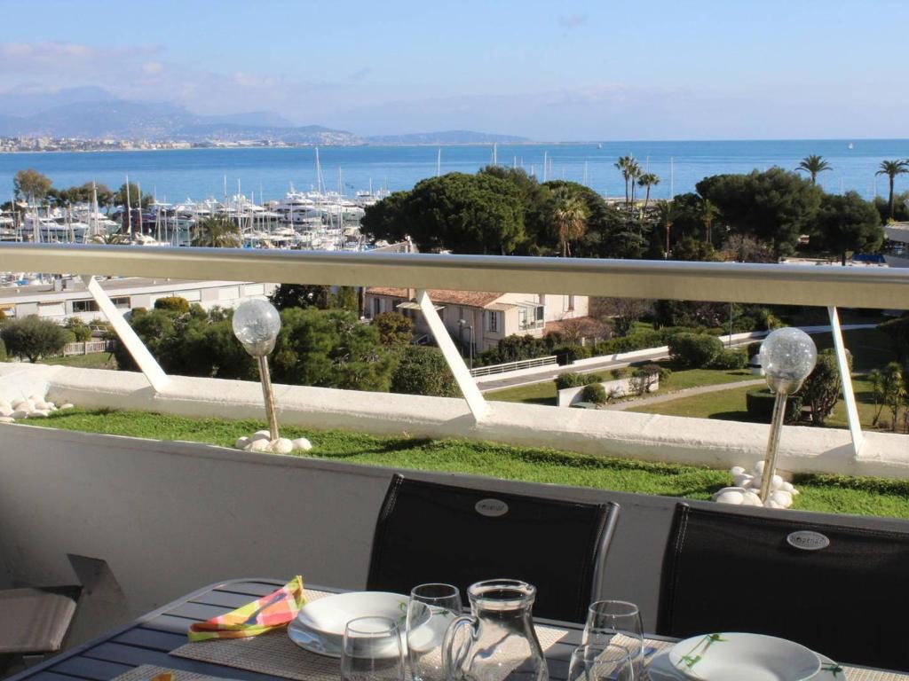 - un balcon avec une table et une vue sur l'océan dans l'établissement Appartement 2P, 4 couchages, climatisé avec parking à Villeneuve-Loubet Plage - FR-1-252A-30, à Villeneuve-Loubet