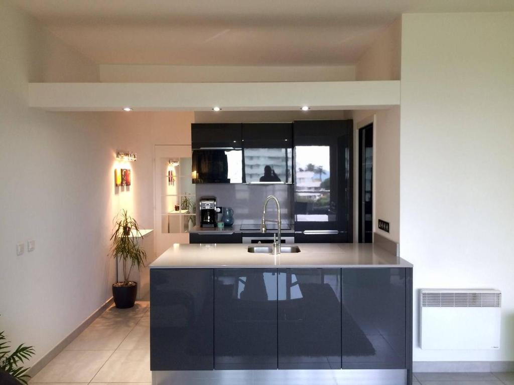 a kitchen with a sink and a counter top at Appartement Villeneuve-Loubet, 2 pièces, 4 personnes - FR-1-252A-28 in Villeneuve-Loubet