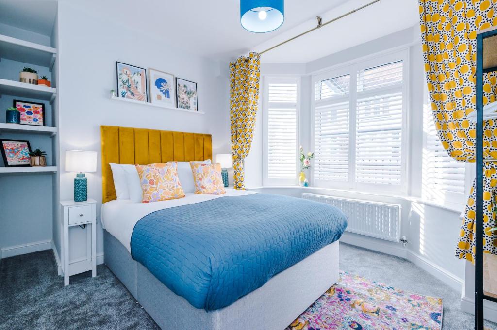 een slaapkamer met een bed en een raam bij Hearsall Place Serviced Apartment in Coventry