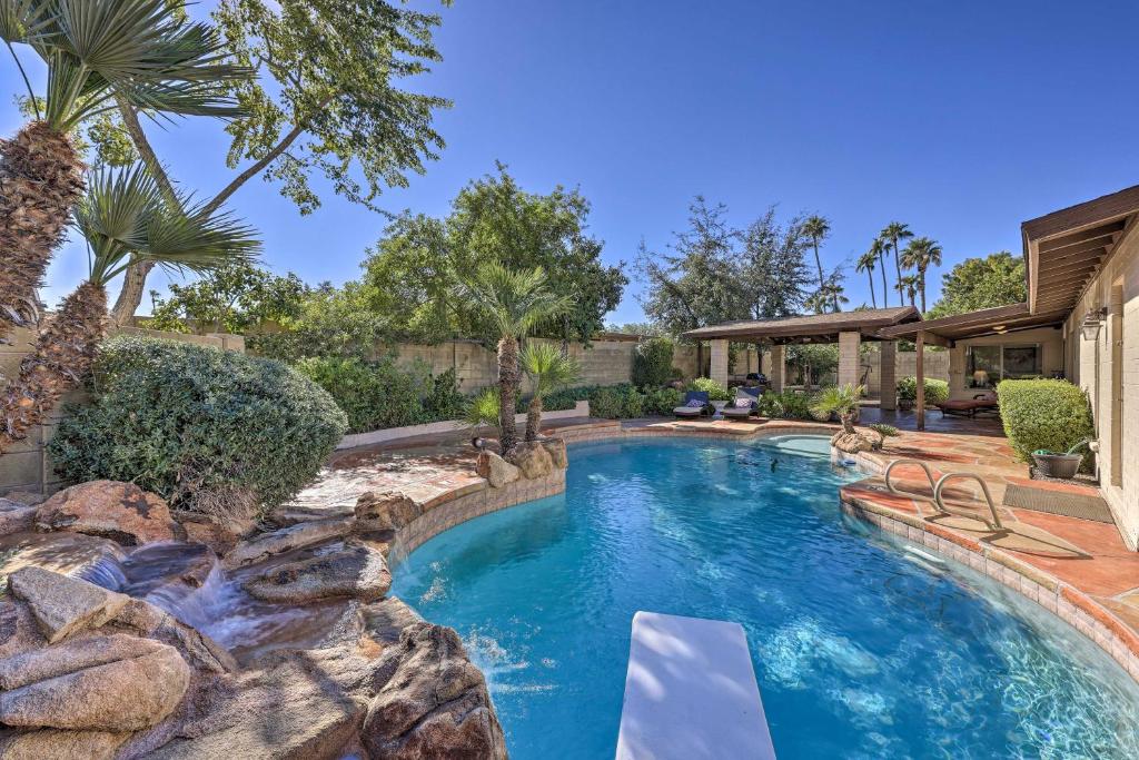 Het zwembad bij of vlak bij Spacious Phoenix Abode with Private Backyard Oasis!