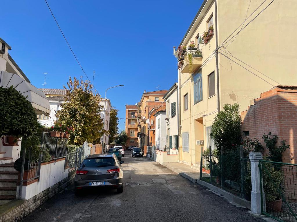 een auto geparkeerd aan de kant van een straat bij Daisy House in Ferrara