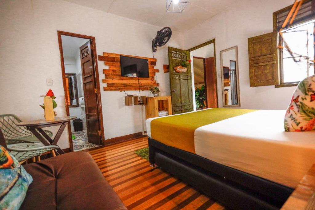 Uma cama ou camas num quarto em The Garden Lleras 10