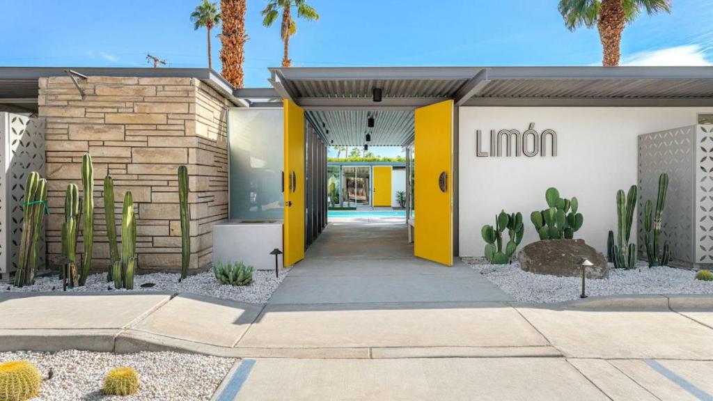 een voordeur van een gebouw met cactus bij Limon Palm Springs A Luxury Boutique Hotel in Palm Springs