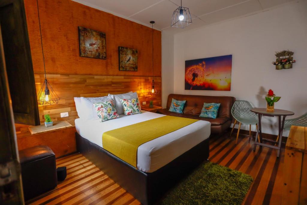 Uma cama ou camas num quarto em The Garden Lleras 10