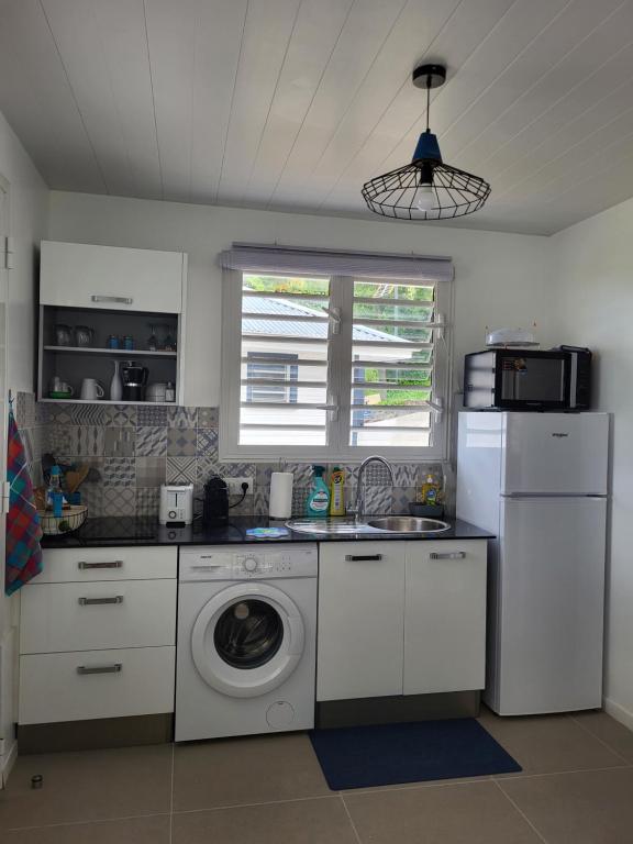 Kuchyň nebo kuchyňský kout v ubytování les tiny houses d'akapa