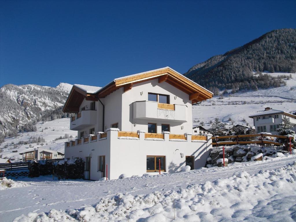 ein Gebäude mit Schnee auf dem Boden davor in der Unterkunft Apart Bauernhof ,,Becka Hof´´ in Nauders