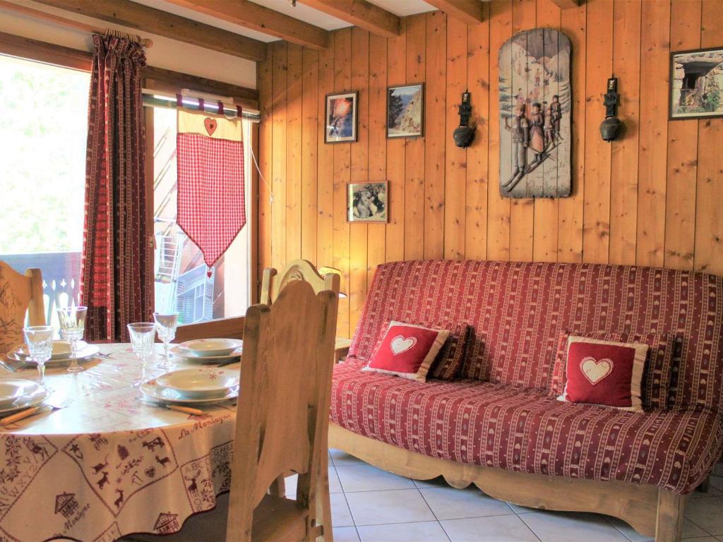 ein Wohnzimmer mit einem Tisch, einem Sofa und einem Tisch in der Unterkunft Appartement Vars, 2 pièces, 6 personnes - FR-1-330B-151 in Vars