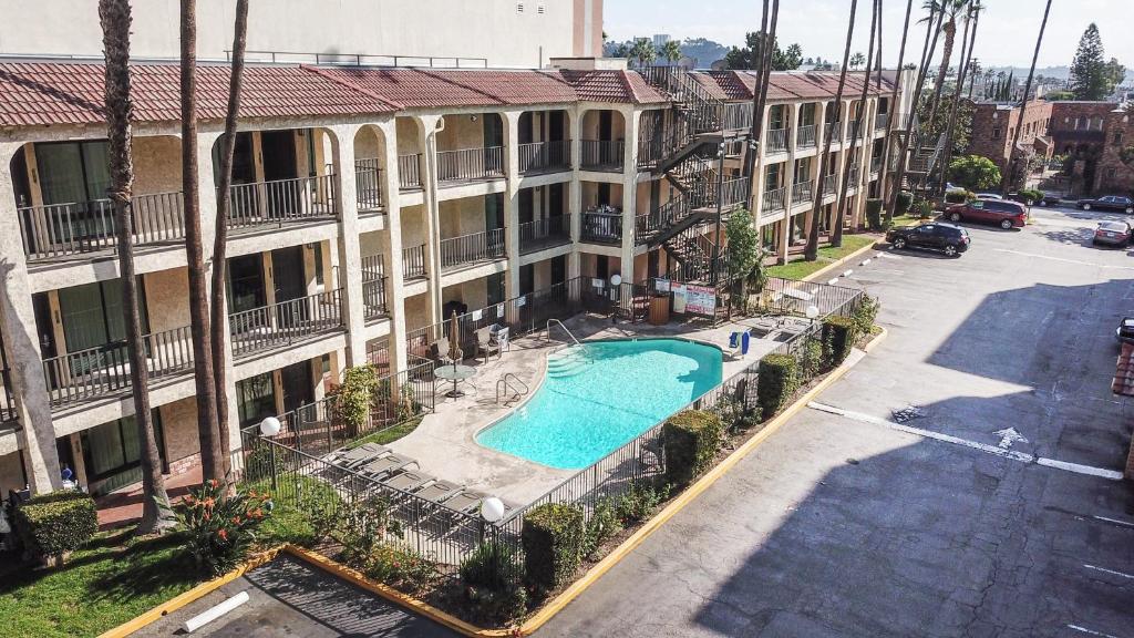 an apartment complex with a swimming pool in front of a building at Vagabond Inn Glendale in Glendale