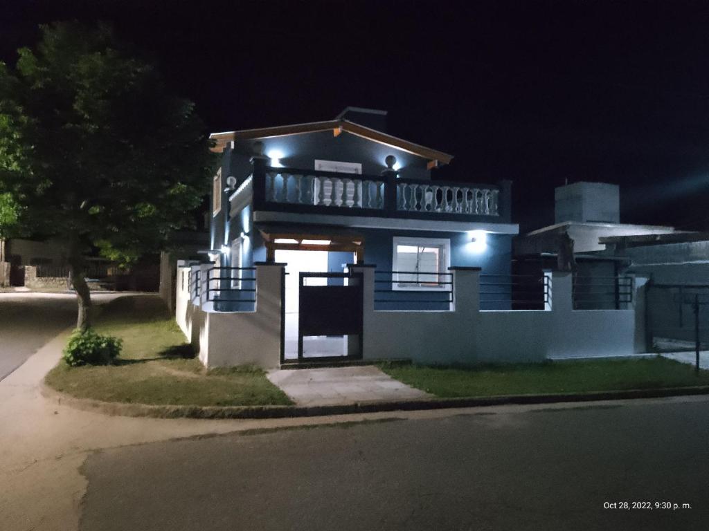 una casa con luces encima de ella por la noche en Mí cielo en Huerta Grande