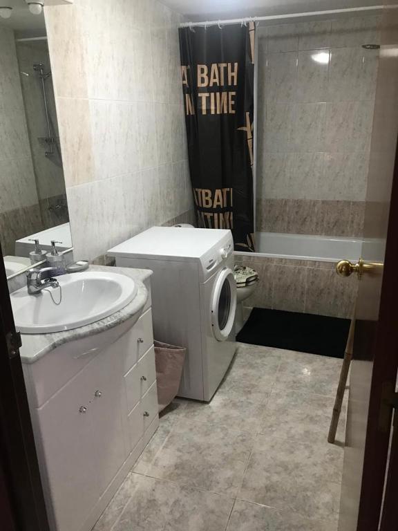Koupelna v ubytování Appartement tout confort terrasse 21 m2 pleins sud wifi proche port aventura centre et plage 2 chambres 2 SDB piscine