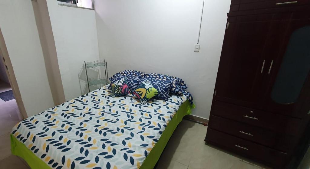 1 dormitorio con 1 cama con almohadas y vestidor en Habitación a estrenar, sector jipijapa, baño completo con agua caliente, Wi-Fi gratis, en Quito