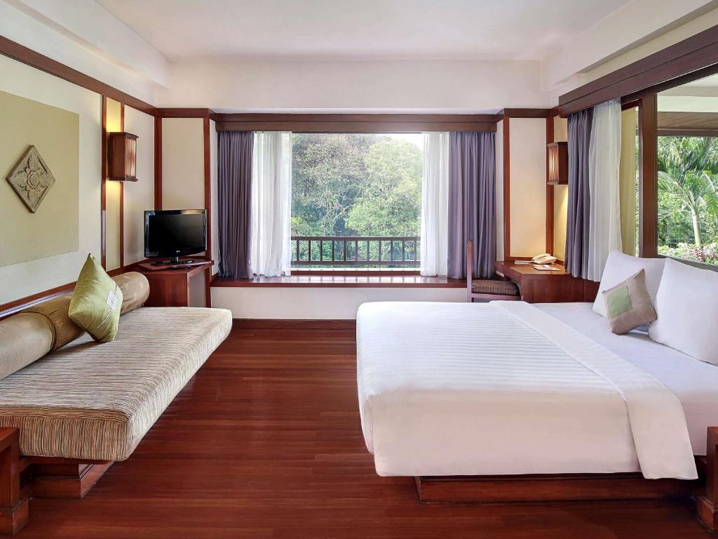 Cama ou camas em um quarto em Novotel Bogor Golf Resort