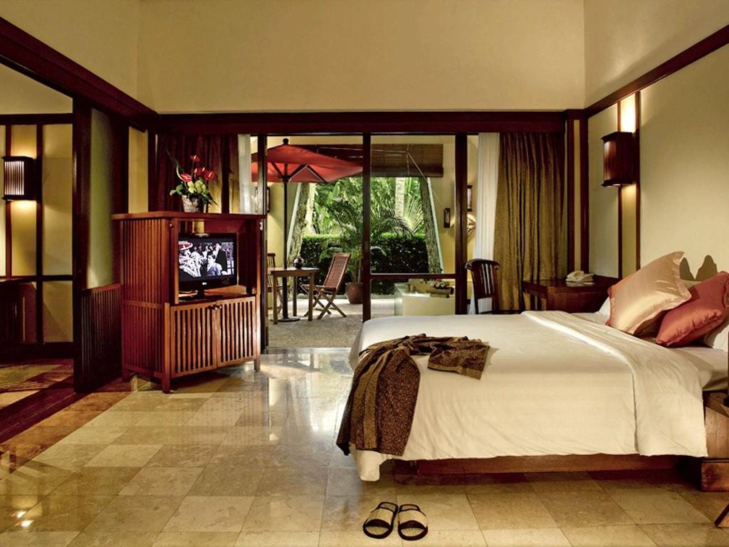 Uma TV ou centro de entretenimento em Novotel Bogor Golf Resort