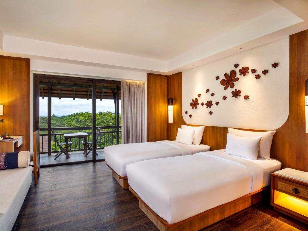 Cama ou camas em um quarto em Novotel Bogor Golf Resort