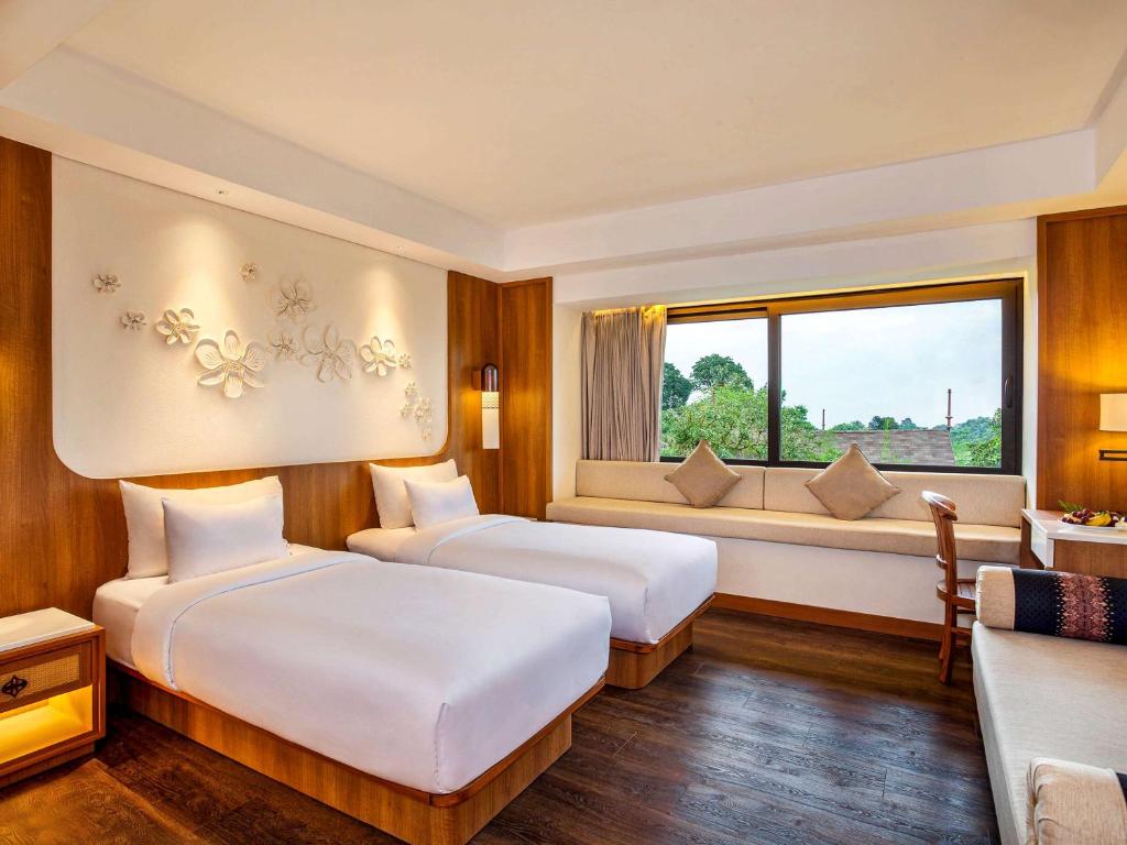 Cama ou camas em um quarto em Novotel Bogor Golf Resort