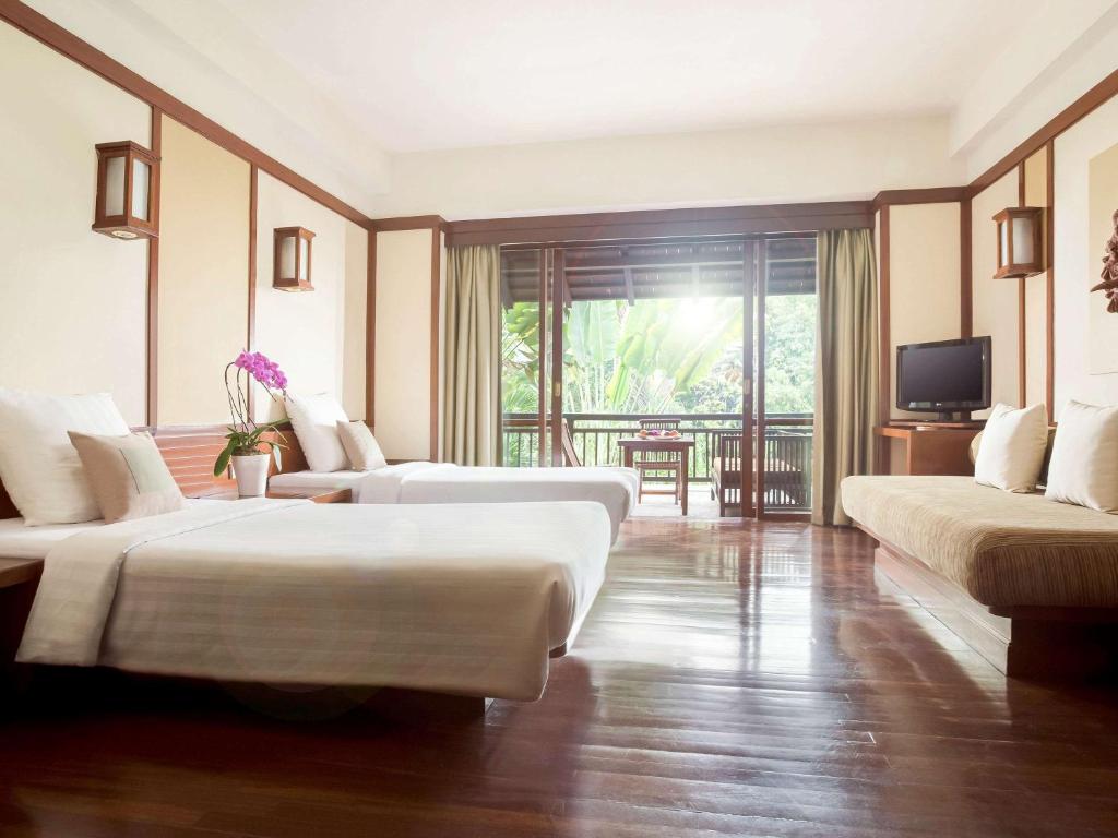 Cama ou camas em um quarto em Novotel Bogor Golf Resort