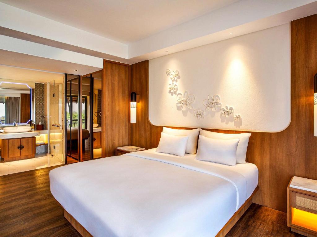 Cama ou camas em um quarto em Novotel Bogor Golf Resort