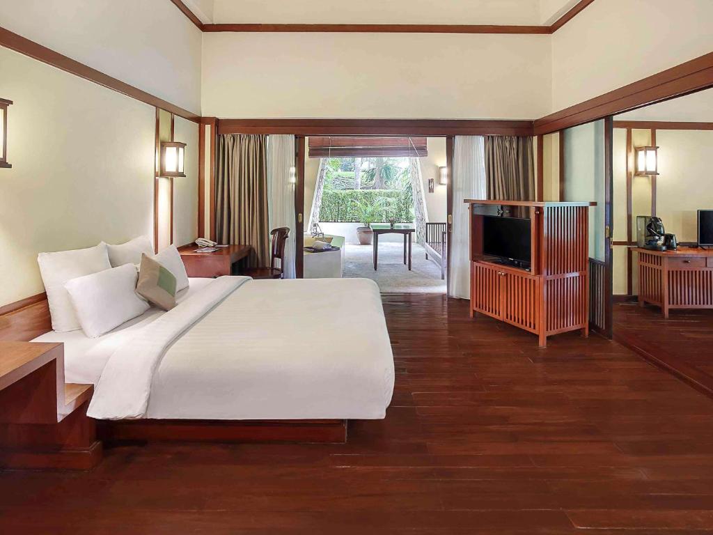 Cama ou camas em um quarto em Novotel Bogor Golf Resort